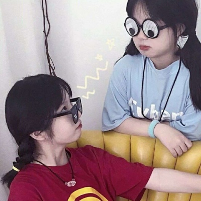 2021年最火的闺蜜可爱的戴眼镜动漫女生头像卡通图片图片