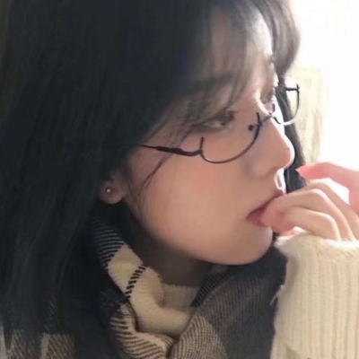 2021眼镜系女生头像可爱图片