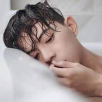 微信情侣头像女生拽男生领带动漫图片
