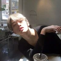 微信情侣头像女生拽男生领带动漫图片