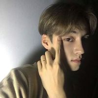 微信情侣头像女生拽男生领带动漫图片