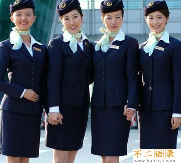 空姐为何蹲着服务?真相让人意想不到(特殊服务仅头等舱推出)图片
