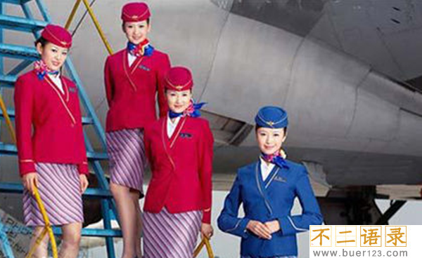 空姐为何蹲着服务?真相让人意想不到(特殊服务仅头等舱推出)图片