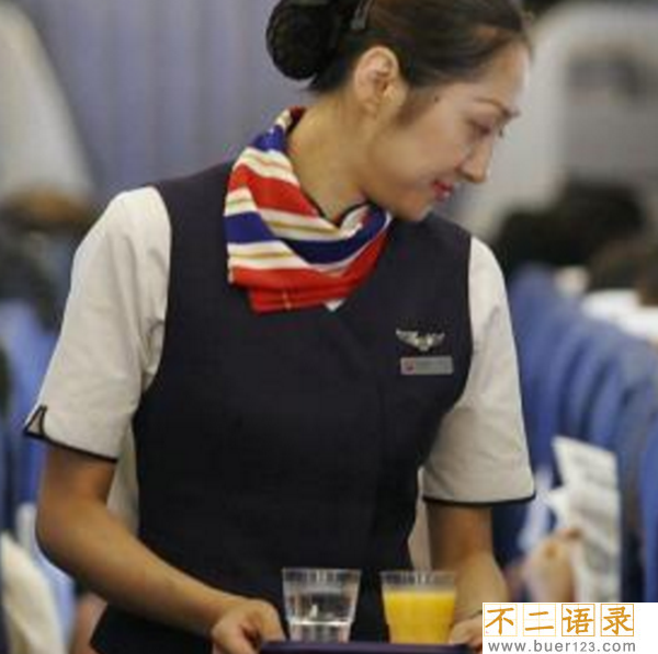 空姐为何蹲着服务?真相让人意想不到(特殊服务仅头等舱推出)图片