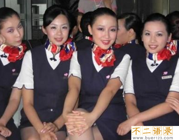 空姐为何蹲着服务?真相让人意想不到(特殊服务仅头等舱推出)图片