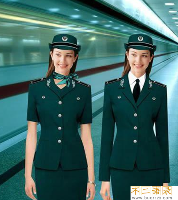空姐为何蹲着服务?真相让人意想不到(特殊服务仅头等舱推出)图片