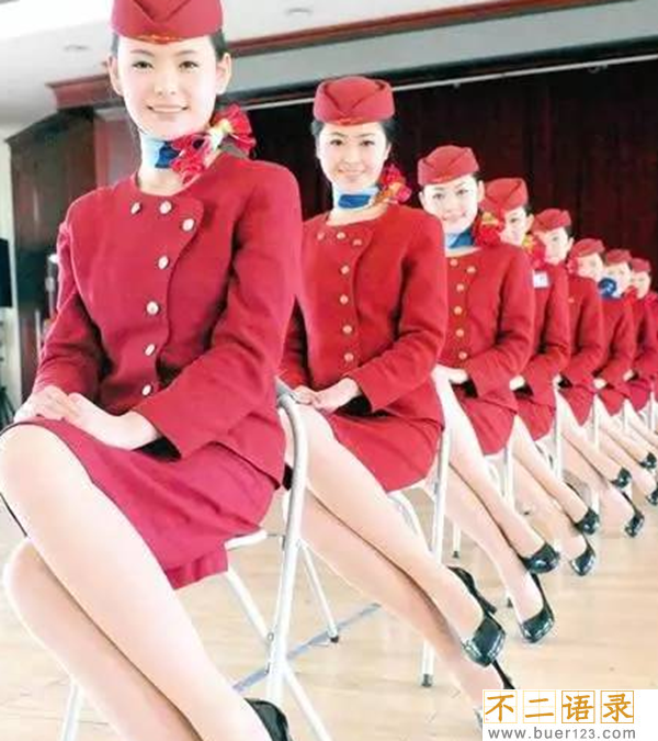 空姐为何蹲着服务?真相让人意想不到(特殊服务仅头等舱推出)图片