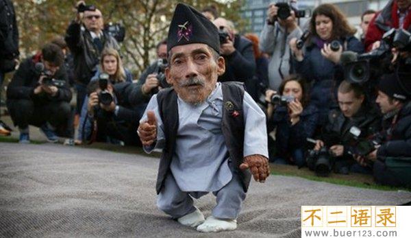 震撼世界的十大怪人 吃飞机/60年不洗澡的人你见过吗?图片