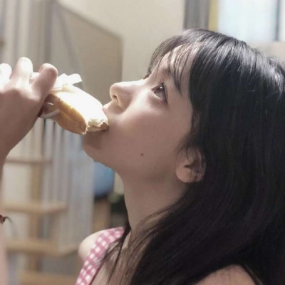 2021最流行的遮脸照片女生头像13图片