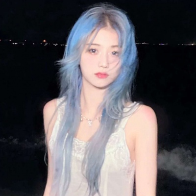 优质好看的2021超火女生头像加白边图片