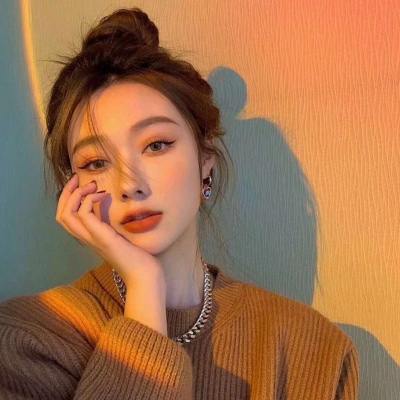 优质好看的2021超火女生头像加白边图片