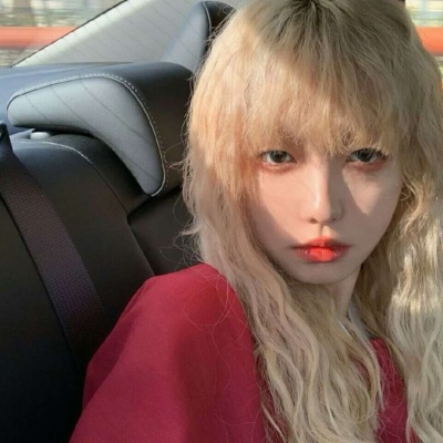 优质好看的2021超火女生头像加白边图片