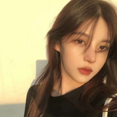 优质好看的2021超火女生头像加白边图片