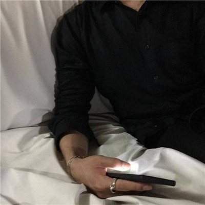 成熟稳重的男生没进班级群的时候的头像图片