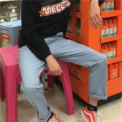 微信头像男生拿花挡脸侧面的头像图片
