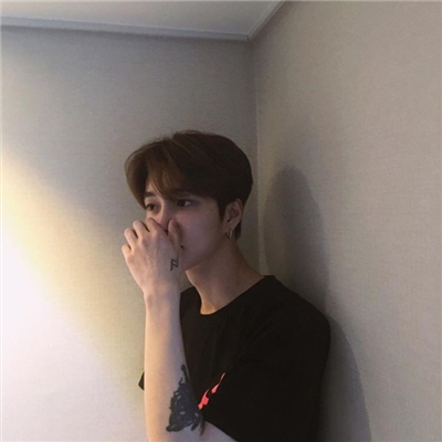 一个人的头像特别清纯的头像男生头像图片