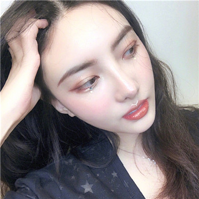 女生戴帽子的头像可爱图片