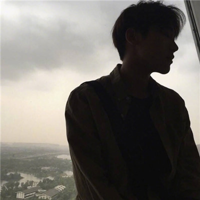 2018微信头像男生头像下半身拿花图片