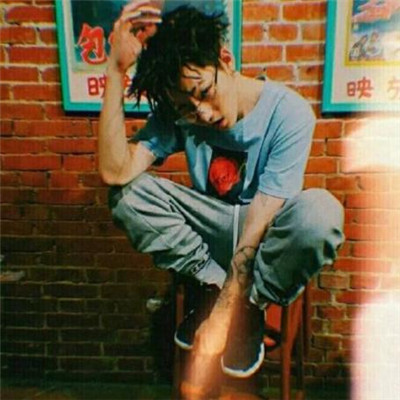 2018最流行的抖音头像白色西装头像男生半身图片