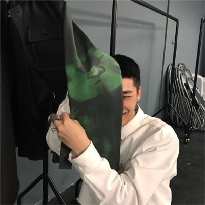 2018最流行的抖音头像白色西装头像男生半身图片