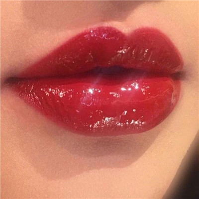 qq女生头像拿手机坐着图片