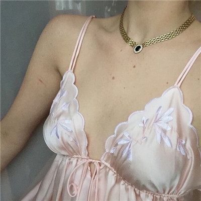 qq女生头像拿手机坐着图片