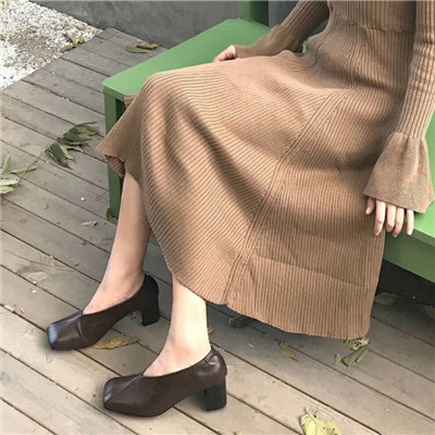 qq女生头像拿手机坐着图片
