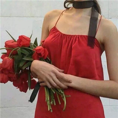 qq女生头像拿手机坐着图片