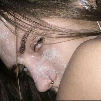 qq灰色头像女生带文字图片