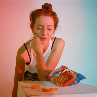 qq灰色头像女生带文字图片