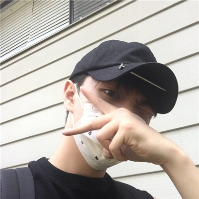 最新头戴帽子的帅气男生戴面罩头像图片