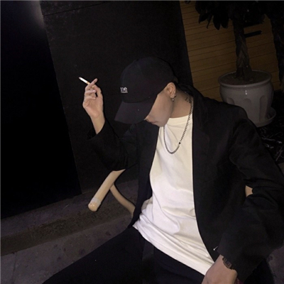 最新头戴帽子的帅气男生戴面罩头像图片