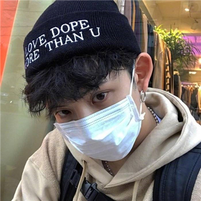最新头戴帽子的帅气男生戴面罩头像图片