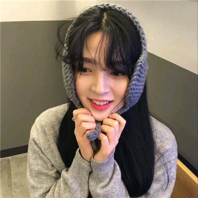 戴着耳机伤感女生头像图片