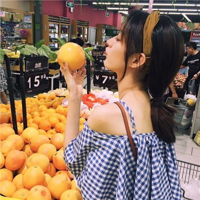 戴着耳机伤感女生头像图片