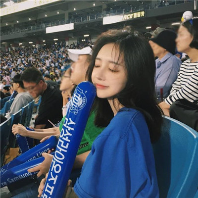 戴着耳机伤感女生头像图片