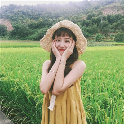 戴着耳机伤感女生头像图片