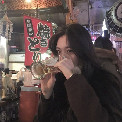 戴着耳机伤感女生头像图片