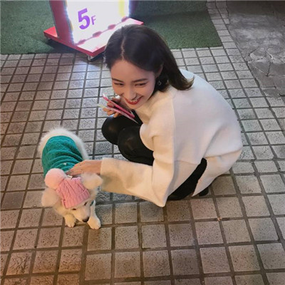 戴着耳机伤感女生头像图片