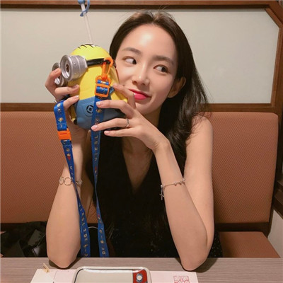 戴着耳机伤感女生头像图片