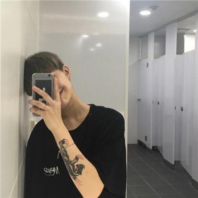 男生总是频繁换头像图片