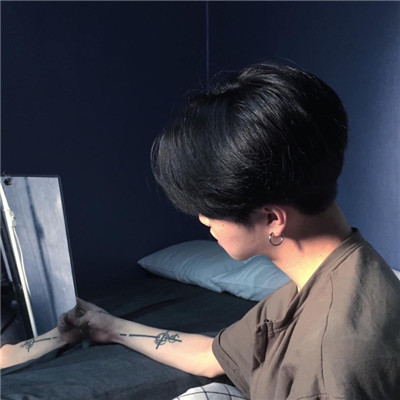 男生总是频繁换头像图片