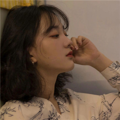 女生坐在地上头像大全图片