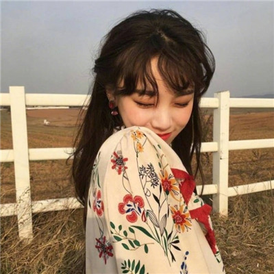 女生动漫黑白背影头像图片