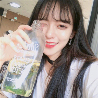 女生动漫黑白背影头像图片