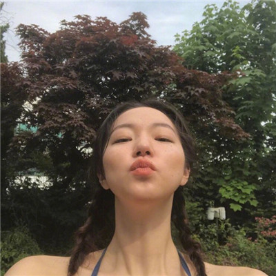 女生动漫黑白背影头像图片