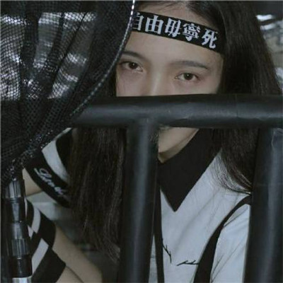 戴耳麦的女生动漫头像图片