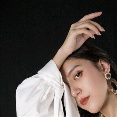 戴耳麦的女生动漫头像图片