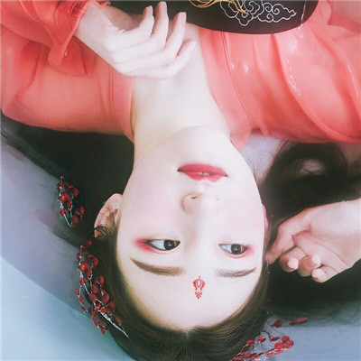 黑白伤感女生动漫头像图片