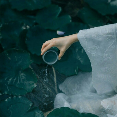 黑白伤感女生动漫头像图片